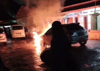 Mobil Sedan Hangus Terbakar Saat Diparkir di Citeureup, Damkar Padamkan Api dalam 16 Menit