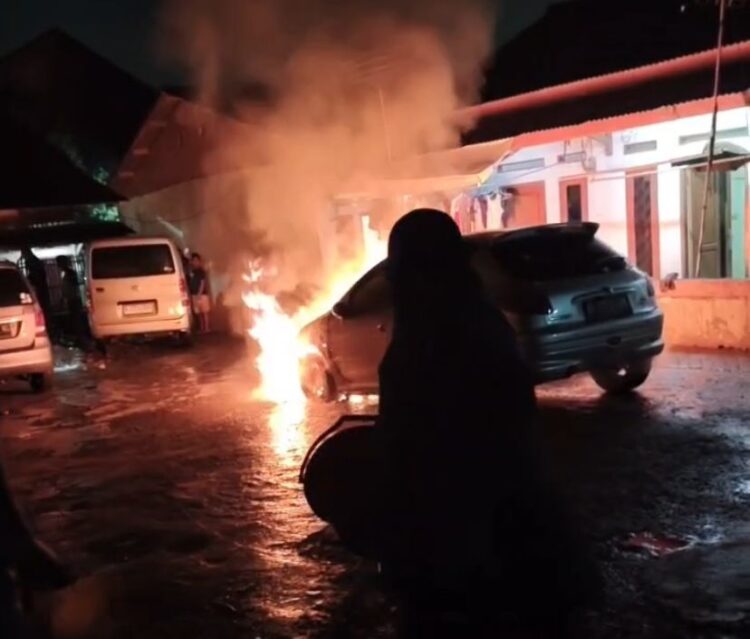 Mobil Sedan Hangus Terbakar Saat Diparkir di Citeureup, Damkar Padamkan Api dalam 16 Menit