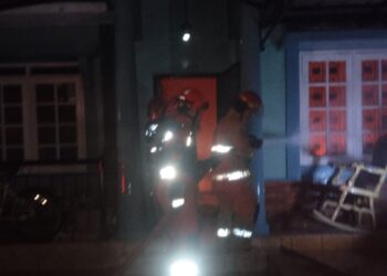 Percikan Api dari Lantai Dua, Rumah di Gunung Putri Terbakar