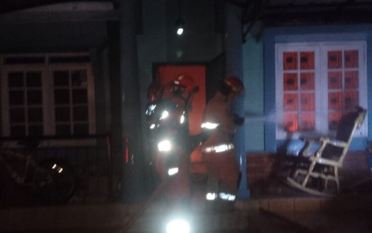 Percikan Api dari Lantai Dua, Rumah di Gunung Putri Terbakar