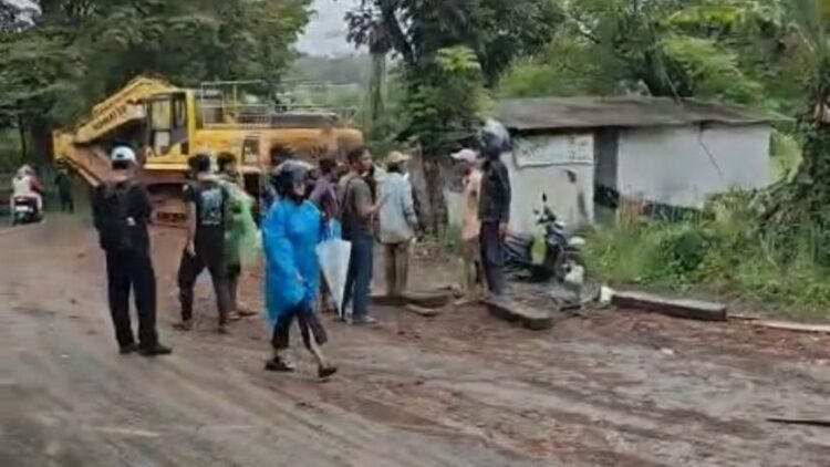 Kondisi kendaraan yang ringsek akibat tertabrak excavator yang lepas dari truk pengangkut di Jonggol