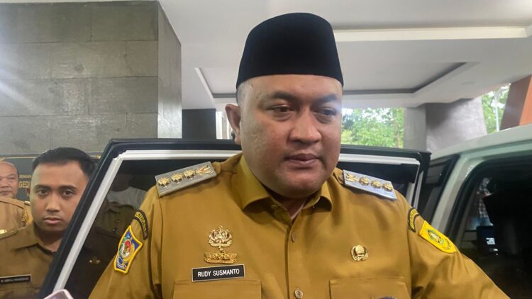 Bupati Bogor Rudy Susmanto saat memberikan keterangan mengenai kenaikan UMK Kabupaten Bogor 2026