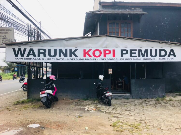 Suasana nongkrong 24 jam di Kopi Pemuda Kedung Halang Bogor.