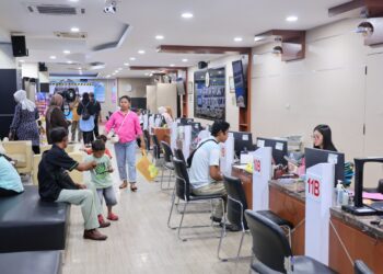 Suasana pelayanan masyarakat di loket PELATARAN Kantor Pertanahan pada hari Sabtu.