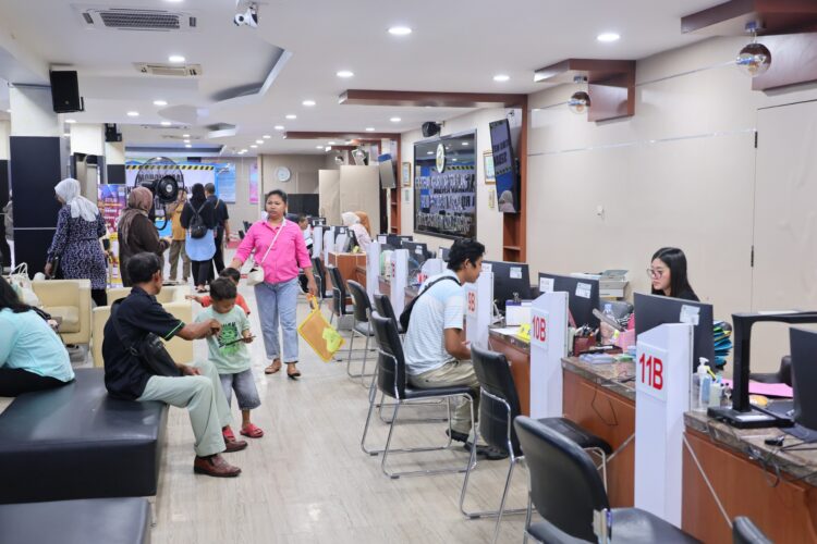 Suasana pelayanan masyarakat di loket PELATARAN Kantor Pertanahan pada hari Sabtu.