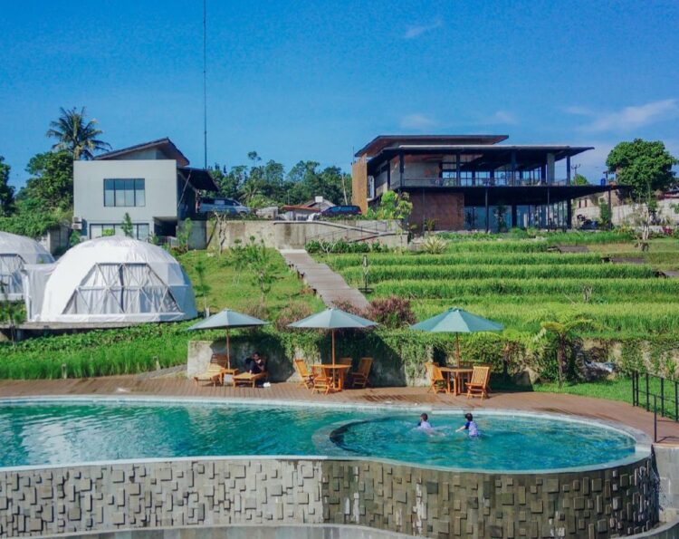 Suasana glamping estetik di Lenira Smart Home & Glamping Cijeruk dengan pemandangan alam asri