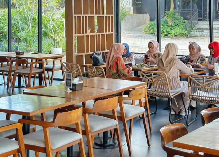 Sajian menu Western dan Nusantara di Lenira Resort & Glamping Cijeruk, Bogor.