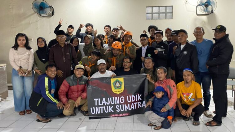 Pelepasan tim Destana Tlajung Udik oleh Kepala Desa Bontot menuju lokasi banjir di Kota Padang