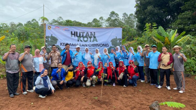 Dukung Program Hutan Kota Bupati Bogor, Camat Cibinong Tanam 850 Pohon