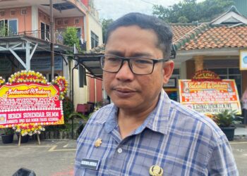 Petugas gabungan melakukan pemasangan bronjong di tanggul bermasalah di Gunung Putri Bogor