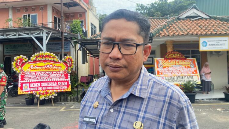 Petugas gabungan melakukan pemasangan bronjong di tanggul bermasalah di Gunung Putri Bogor