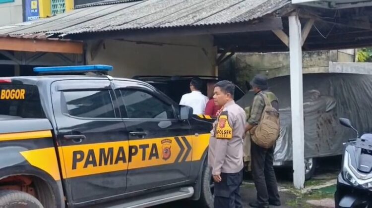 Barang bukti dan oknum wartawan yang diamankan di Polsek Cigudeg karena kasus pemerasan