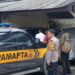 Barang bukti dan oknum wartawan yang diamankan di Polsek Cigudeg karena kasus pemerasan
