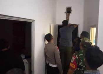 Garis polisi di sebuah lokasi perumahan di Klapanunggal Bogor terkait penemuan jasad warga