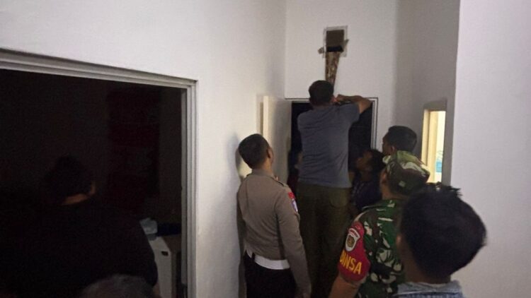 Garis polisi di sebuah lokasi perumahan di Klapanunggal Bogor terkait penemuan jasad warga