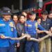 Petugas Damkar Kabupaten Bogor saat melakukan evakuasi ular