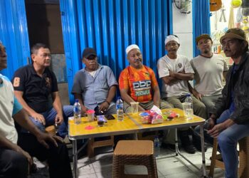 Tokoh masyarakat Kelurahan Puspanegara saat memberikan keterangan terkait pembatalan nama Ruko Pangeran Sake.