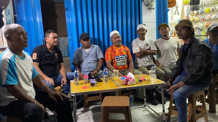 Tokoh masyarakat Kelurahan Puspanegara saat memberikan keterangan terkait pembatalan nama Ruko Pangeran Sake.