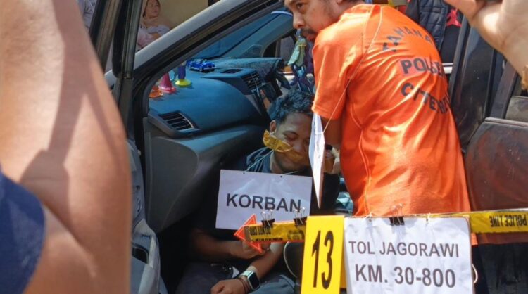 Pelaku pembunuhan sopir taksi online memperagakan adegan rekonstruksi di Mapolsek Citeureup.