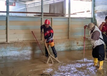Relawan Komunitas Jalur sedang mendistribusikan bantuan logistik kepada penyintas banjir di Aceh Tamiang