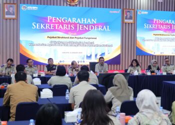 Sekjen Kementerian ATR/BPN Dalu Agung Darmawan memberikan arahan kepada jajaran Setjen di Jakarta.
