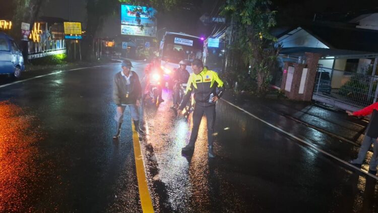 Seorang Pria Ditabrak Angkot Saat Nyebrang di Jalan Raya Puncak, Korban Alami Luka Berat