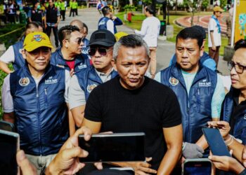 Wakil Wali Kota Bogor Jenal Mutaqin saat memimpin kegiatan Jumat Bersih di kawasan Alun-Alun Kota Bogor