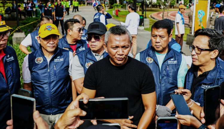 Wakil Wali Kota Bogor Jenal Mutaqin saat memimpin kegiatan Jumat Bersih di kawasan Alun-Alun Kota Bogor