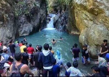 Keindahan kolam air hijau toska di Curug Leuwi Hejo Sentul Bogor