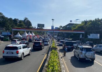 Wisatawan menikmati pemandangan alam di kawasan Puncak Bogor yang menjadi destinasi utama di Jawa Barat