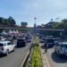 Wisatawan menikmati pemandangan alam di kawasan Puncak Bogor yang menjadi destinasi utama di Jawa Barat