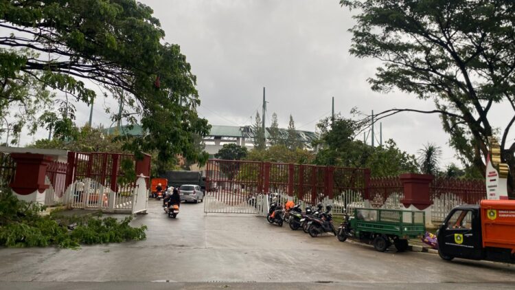 ‎Sejumlah Fasilitas Area Gelora Pakansari Rusak Akibat Hujan Deras Disertai Angin Kencang