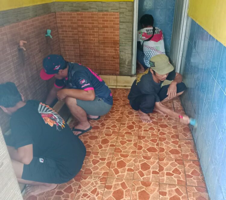 Karang Taruna Unit 19 Tlajung Udik Bersih-Bersih Musala Sambut Ramadan 1447 H