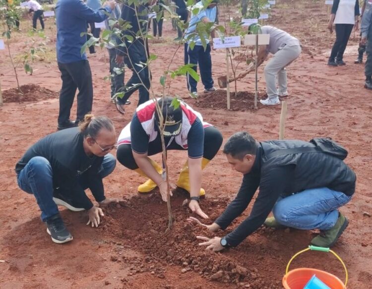 Gandeng PMC, Kecamatan Bojonggede Hijaukan Jalur Bomang dengan Ribuan Pohon