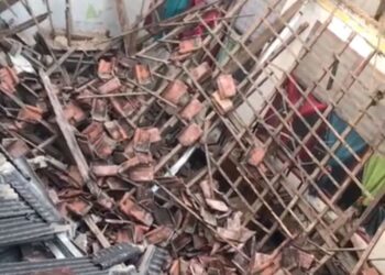 Atap MI Miftahul Falah di Desa Cikeas Udik Roboh, Diduga Akibat Bangunan Lapuk