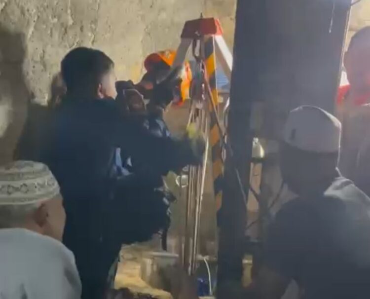 Butuh Waktu 20 Menit, Damkar Kabupaten Bogor Evakuasi Lansia Jatuh Kedalam Sumur