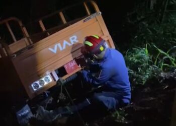 Damkar Kabupaten Bogor Evakuasi Kendaraan Roda Tiga Terperosok ke Empang