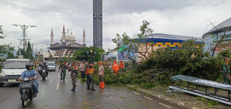 Angin Puting Beliung Acak-acak Pakansari: Atap Stadion Ambrol Satu Orang Terluka