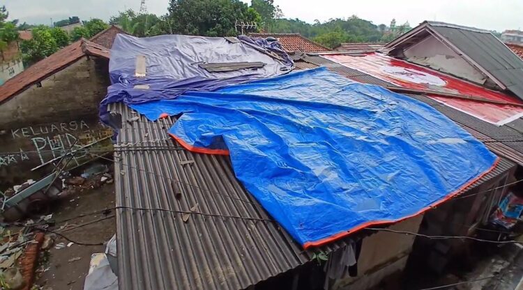 hujan dan angin serang rumah di kota bogor