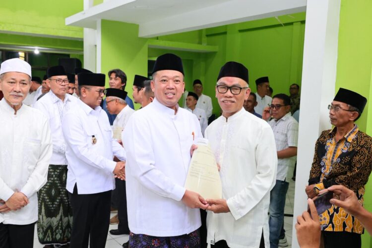 penyerahan sertifikat wakaf untuk rumah ibadah