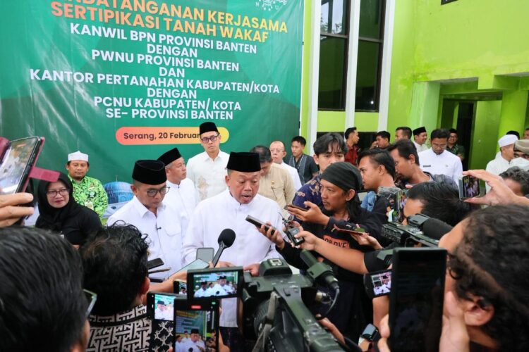 menteri nusron saat menyerahkan sertifikat wakaf kepada yayasan