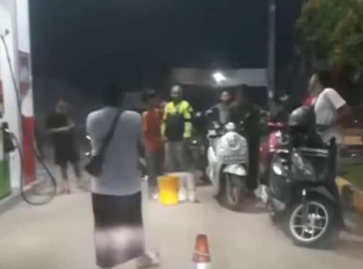Belasan Kendaraan Mogok Usai Isi Pertalite di SPBU Parung Panjang