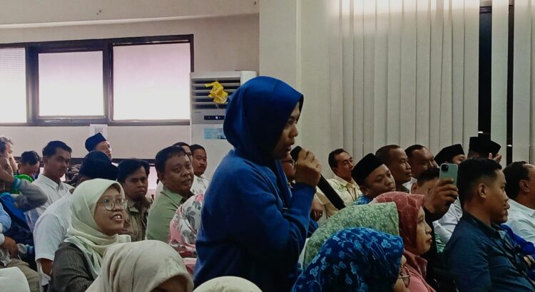 Belajar di Panggung Darurat, Siswa SDN Tajur 07 ‘Murungkut’ Kedinginan Tiap Kali Hujan