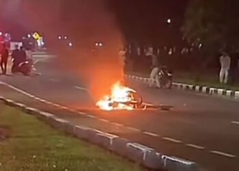 Motor RX King Terbakar Usai Tabrak Ambulans, Pengendara Kabur