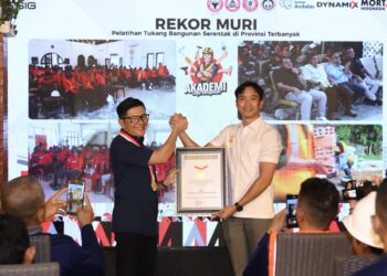 Pecah Rekor MURI, SIG Sertifikasi Ratusan Tukang Bangunan di Bogor Hingga Kendari Jadi Tenaga Profesional