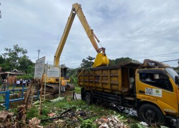 Tumpukan Sampah Kembali Tutupi Dam Kali Cikaret, 13 Truk Angkut dalam Dua Hari