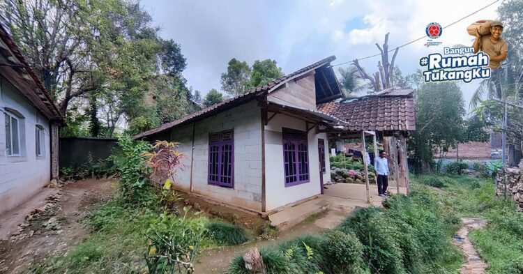 32 Tukang Bangunan Ini Akhirnya Dapat Rumah Gratis dari Semen Tiga Roda