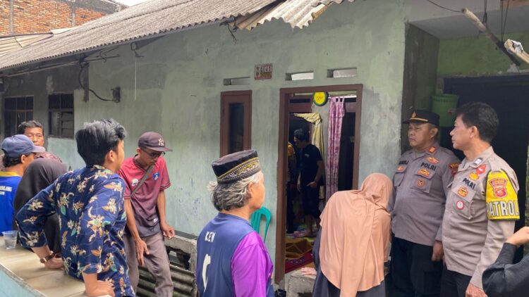 Seorang Perempuan Ditemukan Tewas Gantung Diri Didalam Rumahnya di Gunung Putri