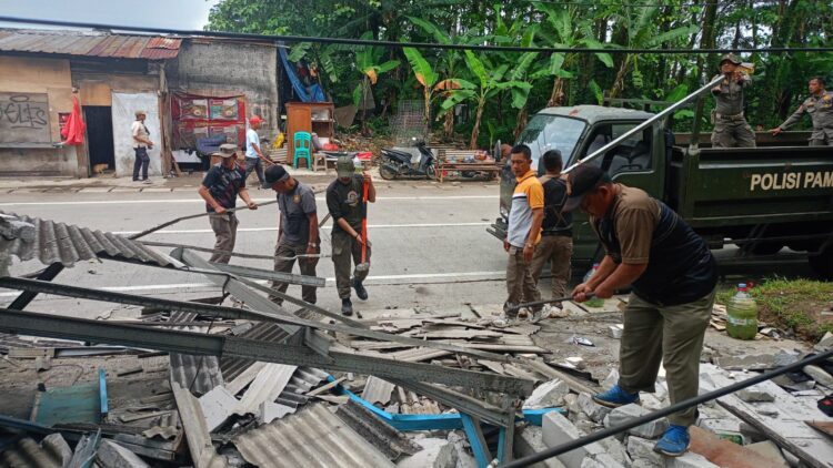 Satpol PP Kabupaten Bogor Bongkar 9 Bangunan Semi Permanen di Ruang Milik Jalan Babakan Madang