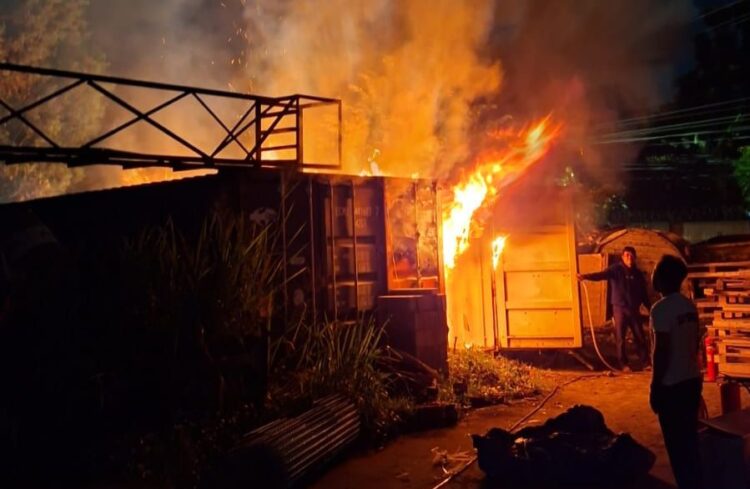 Kontainer Penyimpanan Barang Terbakar, Diduga Akibat Pembakaran Sampah